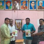 संस्थामाता सुमनताई मोहेकर स्मृतिदिन विशेषांकाचे उत्साहात वितरण