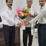 गुरु-शिष्य नात्याचा जिवंत आदर्श;परदेश दौऱ्यानंतर गुरुवर्य डॉ.मोहेकर यांचा शिष्याकडून भावपूर्ण सत्कार