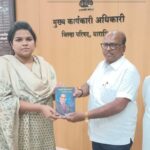 जिल्हा परिषद सीईओ प्रियंवदा महाडदळकर यांचे पुस्तक देऊन स्वागत